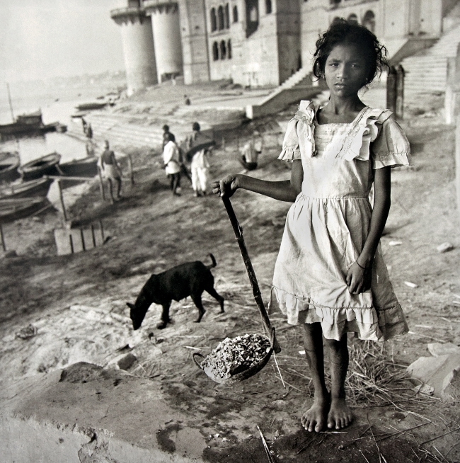 Mary Ellen Mark, Girl Sifting through Ashes