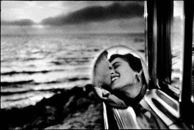 Elliott Erwitt, California, 1955 (California Kiss)